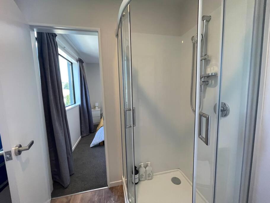 Holiday home Peaceful 2bed2bath With Parking Close To Colombo St Christchurch
