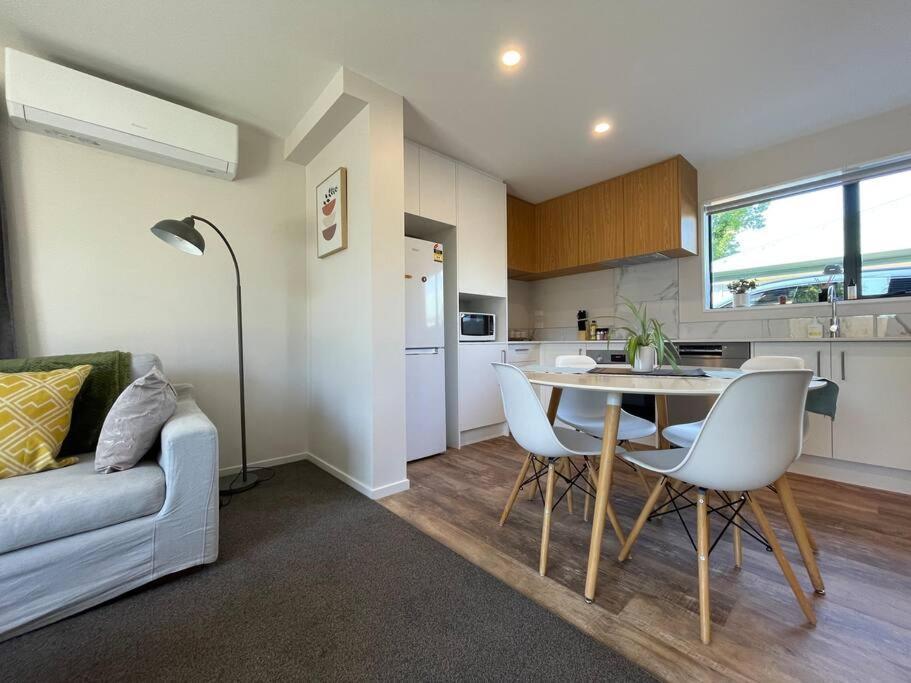Peaceful 2bed2bath With Parking Close To Colombo St Holiday home *