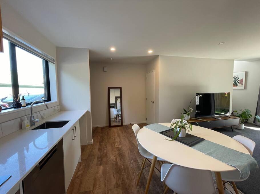Peaceful 2bed2bath With Parking Close To Colombo St * Christchurch