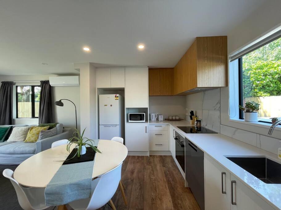 Peaceful 2bed2bath With Parking Close To Colombo St Holiday home